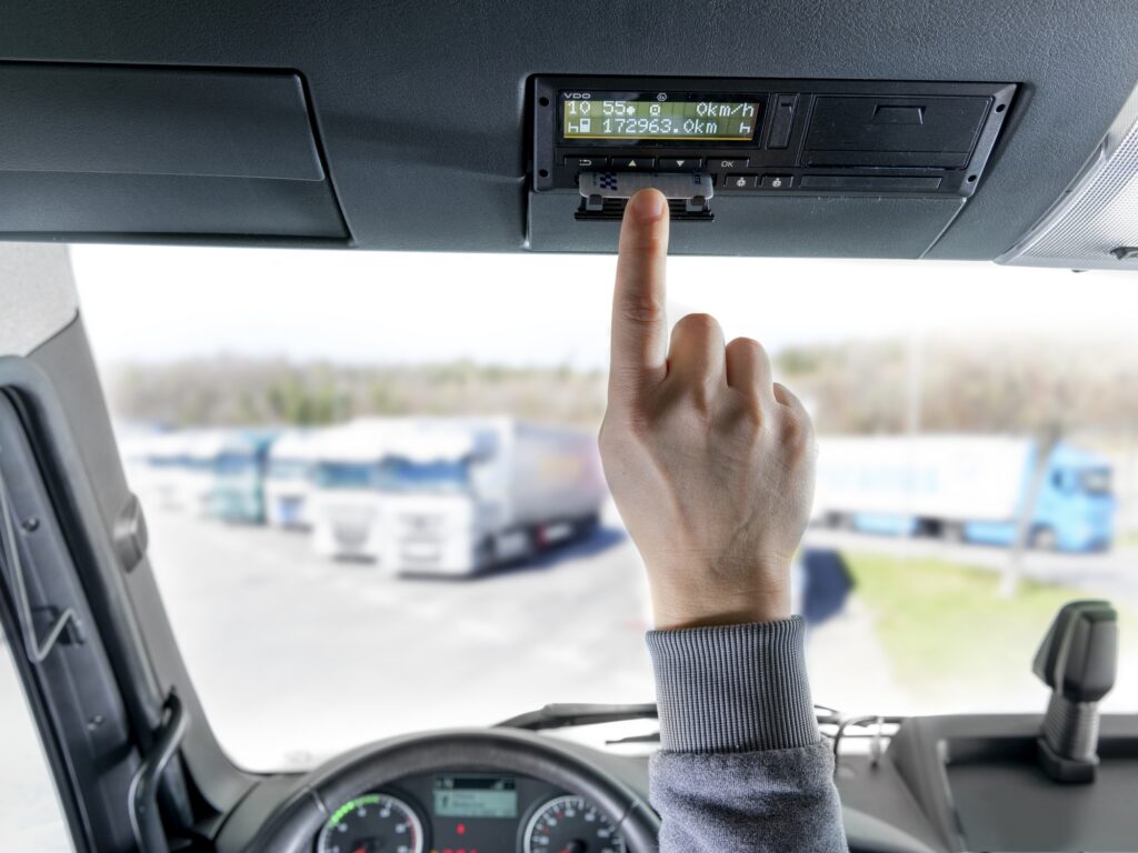 In the case of a driver, if your project allows a link to the tachograph, the system can display the card number and the expiry date!